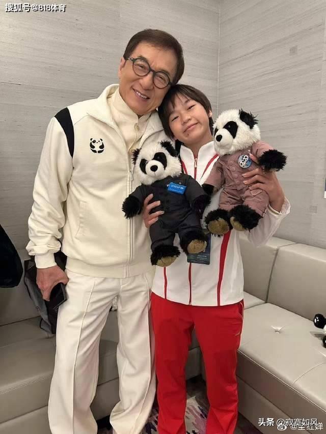 追星合照70岁成龙送她熊猫玩偶宛如父女爱游戏app宠妹!全红婵晒与成龙大哥(图1)