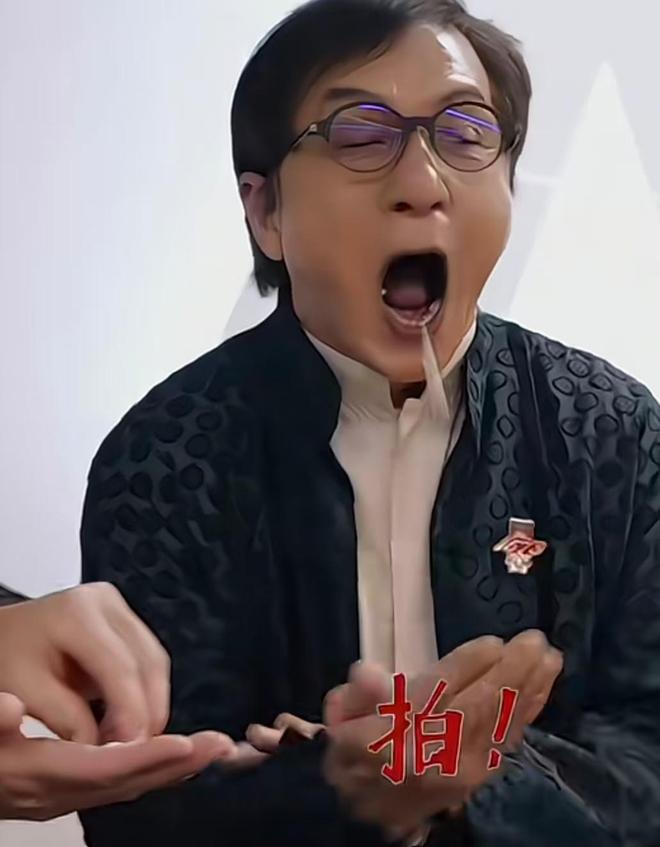 头发花白老态龙钟嚼口香糖动作一如当年爱游戏app入口71岁成龙现身美国(图2)