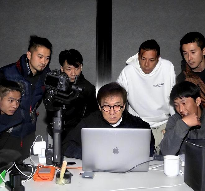 头发花白老态龙钟嚼口香糖动作一如当年爱游戏app入口71岁成龙现身美国(图5)