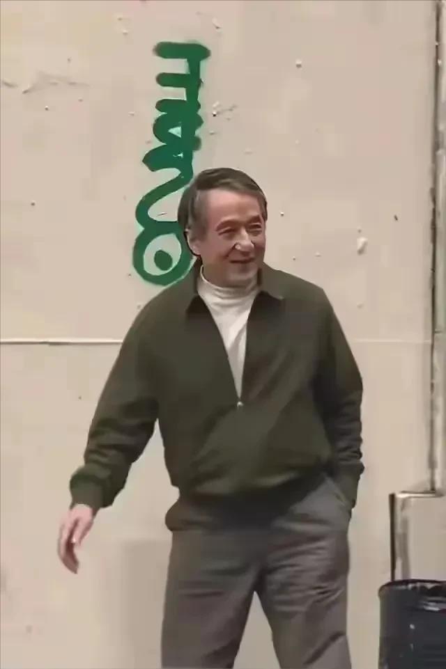 头发花白老态龙钟嚼口香糖动作一如当年爱游戏app入口71岁成龙现身美国(图6)